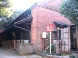 邸内から望む馬小屋。07.12.20.