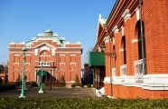 前庭は16基の明治のガス燈。08.01.08.