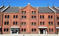 威厳ある赤煉瓦倉庫の階段棟は4階建て。08.02.13.
