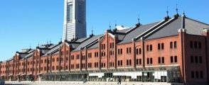 威風堂々の赤煉瓦倉庫と背後の横浜ランドマークタワーが明治と平成の競演。08.02.13.