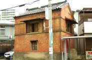 出入り口は鉄板で塞がれている。08.09.21.