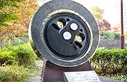 公園中央口の車輪モニュメント。'12.11.24.