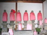 祠の中で大切に保存され上半身赤い前垂れに包まれている。06.10.08.