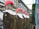 六地蔵の全て耳大きく彫り深い地蔵顔は後期に取り付けか。06.12.06.
