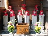 同証院の地蔵達。05.11.16.
