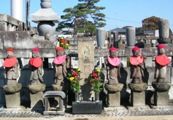 普済寺歴代和尚の墓石前に建つ六地蔵。05.11.08.
