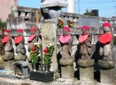 口元が「なむあみだぶ」と見える地蔵達。05.11.08.