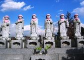 寒風にも負けずに凛と立つ長福寺の6地蔵。06.02.08.