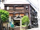築100年の3階建ての本郷館。05.05.19.