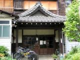 時代を醸しだす正面玄関。05.05.19.