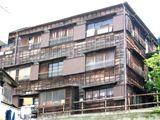崖上に木造3階建ての本郷館。05.05.19.
