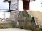 切り込みハギ積みの見本で六角形にする
石工の技が見えます。04.11.18.