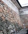 石川門に打ち込みハギ積みと切込ハギ積みの
同じ場所で違った石垣。04.11.18.