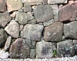 打ち込みハギ積みの石垣に石工達の刻印が
多くの石に刻まれている。04.11.18.