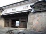 石川門・慶長(1596〜1614)創建で石垣は見事に加工した切込ハギ積み。04.11.18.