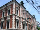 建物のイメージ損ね無いよう取り付けられた
郵便マークが遠慮がちに。05.05.14.