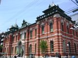 赤煉瓦と白い御影石の見事なコントラストの建築。05.05.14.
