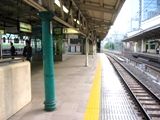 ’06.09.29.(金曜)15時ですが閑散とした東京駅ホームは体験がない。背後で駅員が集中工事で山の手線の入線有りません。