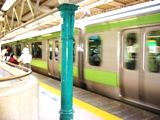 雑踏の中で気付きもしなかったが駅員に尋ねて歴史を知る。06.09.29.