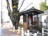 同時に移設された稲城矢野口地蔵。06.12.15.
