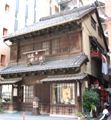 ビルに囲まれた居酒屋秩父錦。05.03.09.