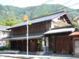 左右に土蔵を抱える二階建て商家。05.10.13.