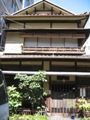 均整とれた日本家屋の竹むら。05.09.08.