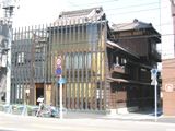 根津のはん亭の木造3階建て建築。05.09.08.