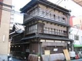 表通りの斬新なデザインの店舗。05.09.08.