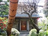 レストランへの通路脇の石蔵。06.03.31.
