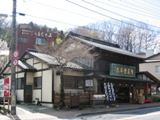 白壁もくっきりの有喜堂本店。05.03.25.