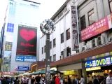 50年の歴史を背負ったアキハバラデパート前に立つ時計塔。06.09.29.