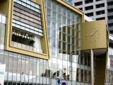 金色のアクセントと時計が建物を引き締めている。06.08.27.