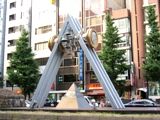 中央区八重洲通りのモニュメント「平和の鐘」06.09.29.