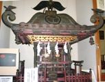 宝物殿に展示の葵神輿。07.06.10.