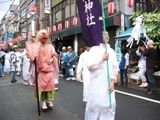 神幸祭の先頭は社旗と猿田彦。07.06.10.