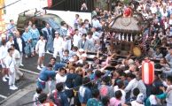 道幅に合わせて大きく神輿振りを行う。07.06.10.