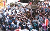 後方担ぎ手は逆方向に神輿振り行きつ戻りつを繰り返す。07.06.10.