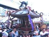 城南神輿の特徴と年輪の証しの黒光りの明治の大神輿。07.06.10.