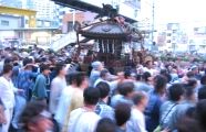 明治の大神輿が車道一杯で激しい城南担ぎ。07.06.10.