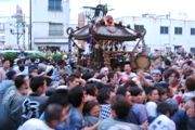 大神輿が行きつ戻りつの大回転で熱気の渦です。07.06.10.