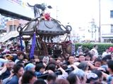 町会高張り提灯先頭に中神輿が先導で連合渡御。18時30分