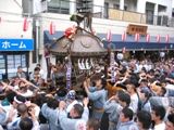 神輿を肩に入れて渡御再開。07.06.10.