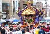 男祭の象徴か、注連縄捻じり鉢巻。07.06.10.