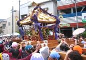 反り返った屋根が素朴感の味ある神輿。07.06.10.
