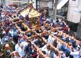 壁や軒下すれすれに神輿は進む。07.06.10.
