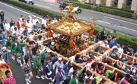 大通りでは黄金色の大神輿を再誇示します。07.07.29.