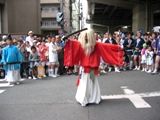 祓い清めたと真剣鞘収めると大拍手沸く。07.07.29.