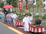 宮司が馬上姿で先導する。07.07.29.