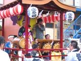祭囃子で盛り上げようと山車に気合が入る。07.07.22.